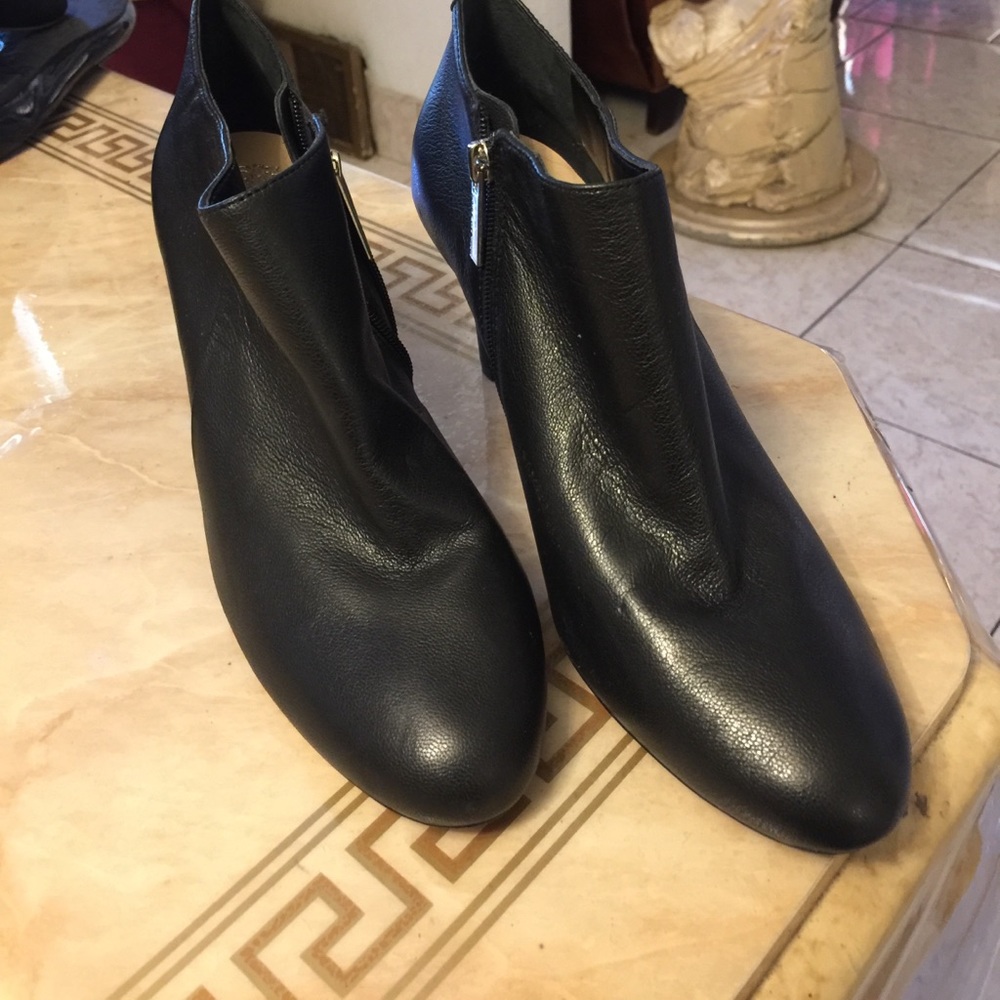 VINCE CAMUTO Size 7 M